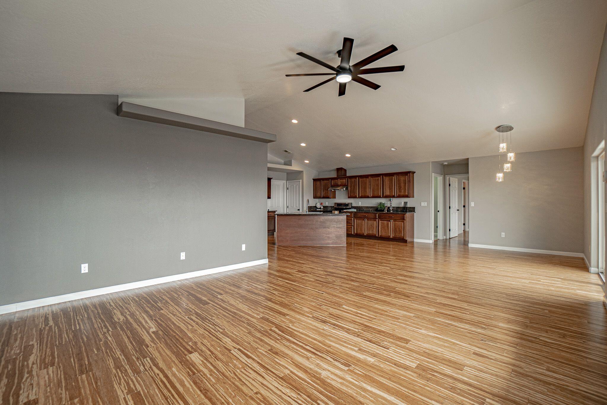 1020 Azure Way Eagle Point, OR 97524 - Photo 9 of 51 QKyi1hdI