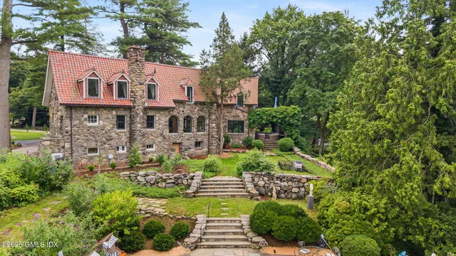 $9,870,000 | 546 Lake Avenue, Greenwich, CT 06830