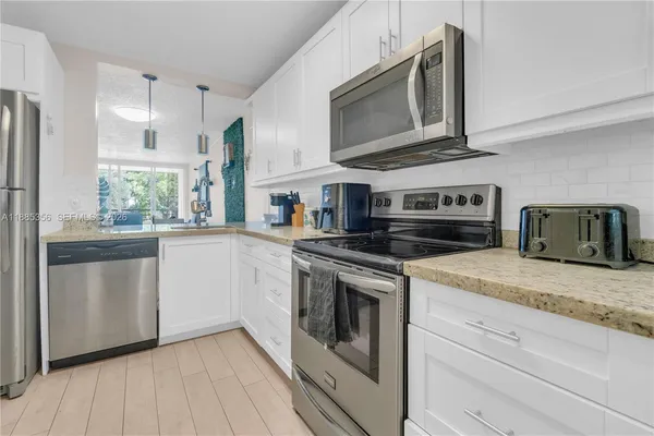 $2,100 | 9410 Poinciana Place, Unit 206, Davie, FL 33324