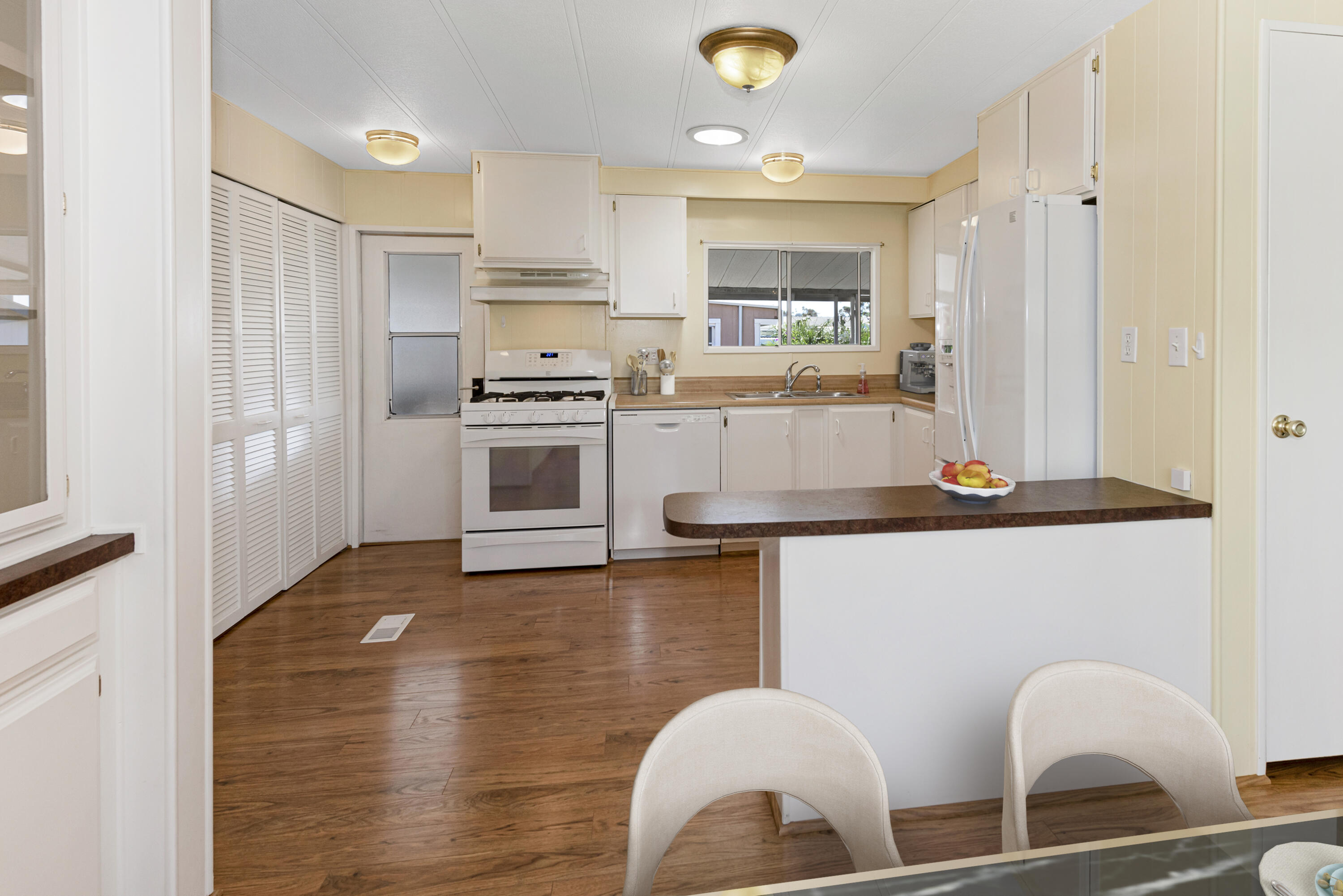 333 Old Mill Road, Unit 19 Santa Barbara, CA 93110 - Photo 6 of 16 Dining area looking to kitchen