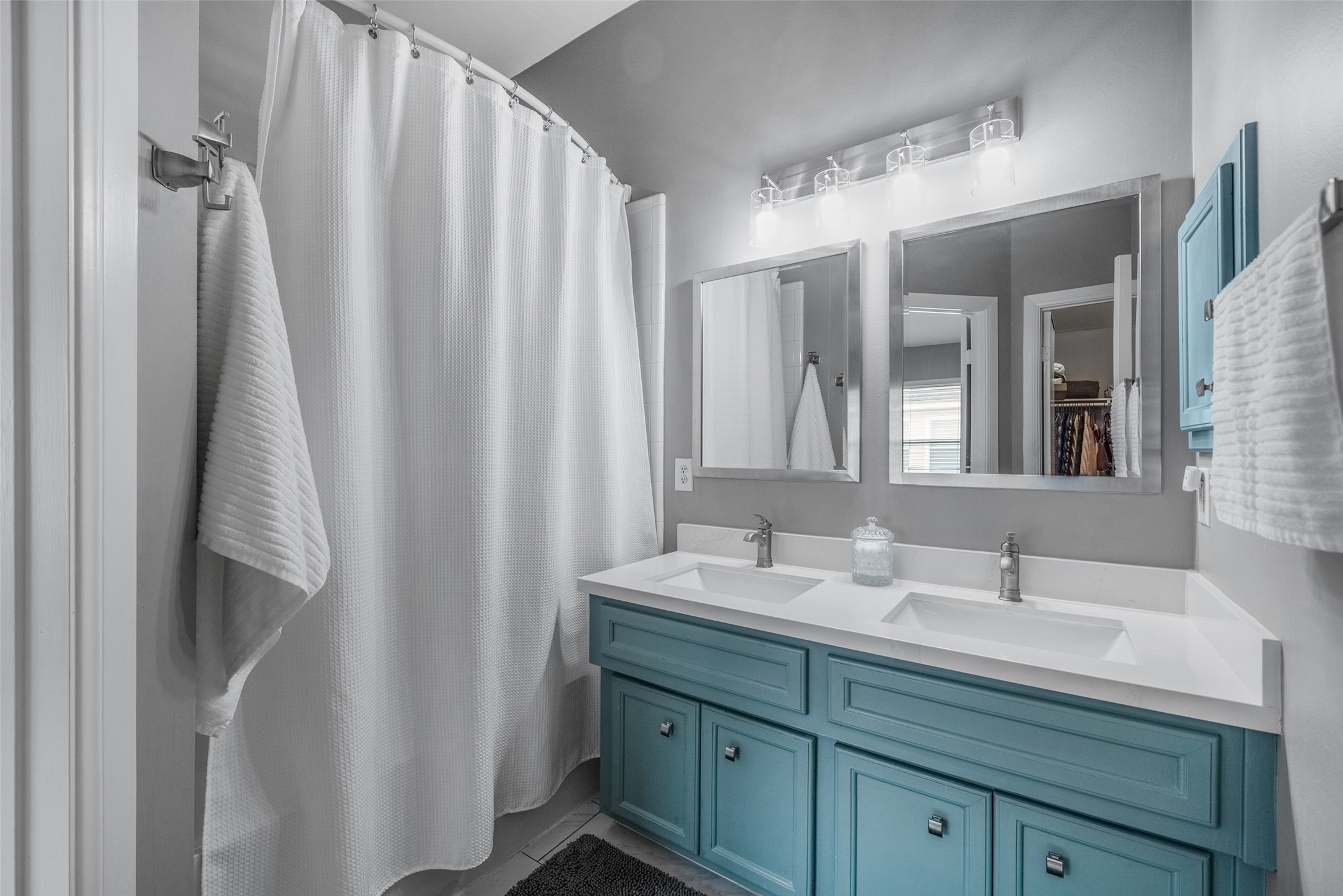 1028 La Rue Street Houston, TX 77019 - Photo 16 of 29 Primary bath with double sinks and jetted tub.