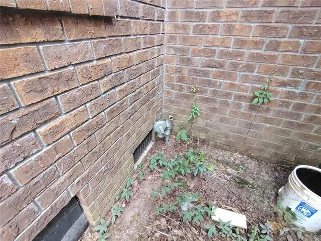 a house view with backyard space