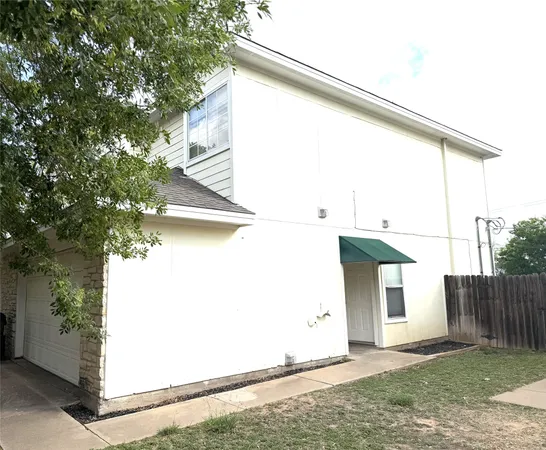 $1,550 | 1512 South Medina Street, Lockhart, TX 78644