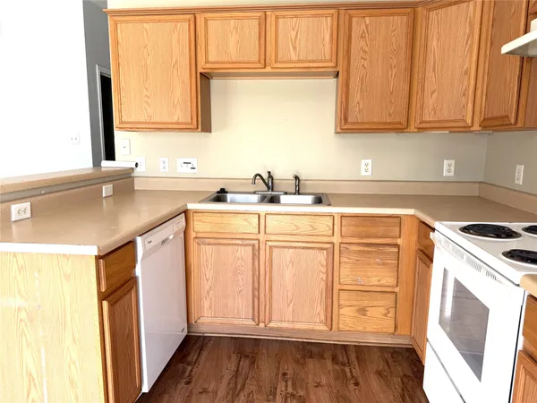 $1,550 | 1512 South Medina Street, Lockhart, TX 78644