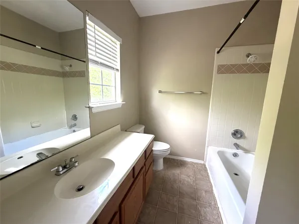 $1,550 | 1512 South Medina Street, Lockhart, TX 78644