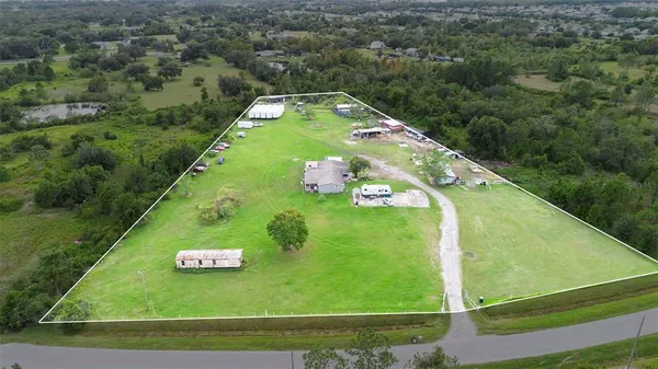 a view of a back yard