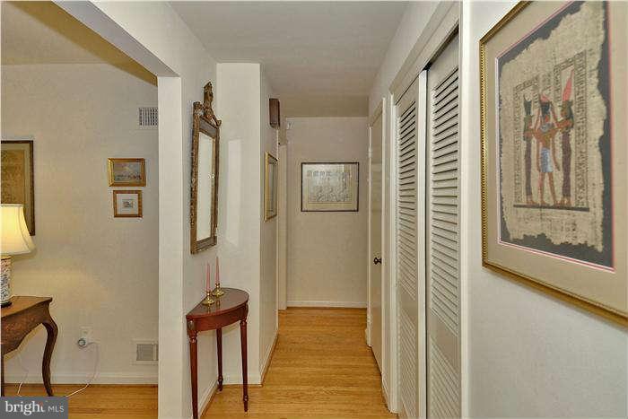 7908 Carteret Road Bethesda, MD 20817 - Photo 3 of 30 Foyer Entry
