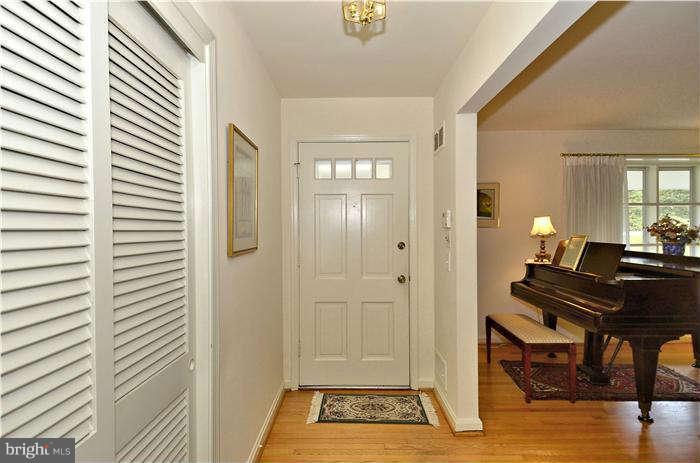 7908 Carteret Road Bethesda, MD 20817 - Photo 4 of 30 Entry Hall