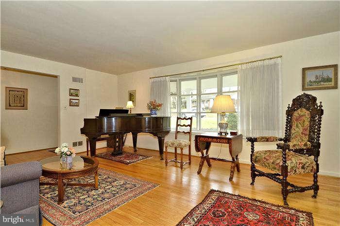 7908 Carteret Road Bethesda, MD 20817 - Photo 5 of 30 Living Room