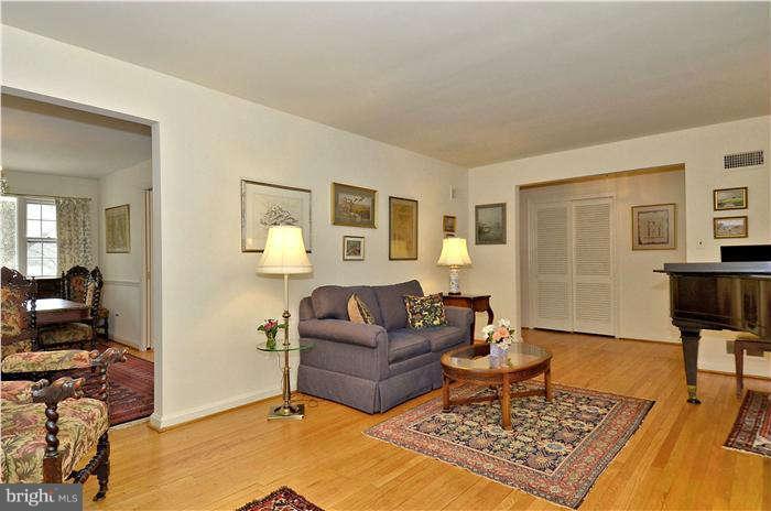 7908 Carteret Road Bethesda, MD 20817 - Photo 6 of 30 Living Room