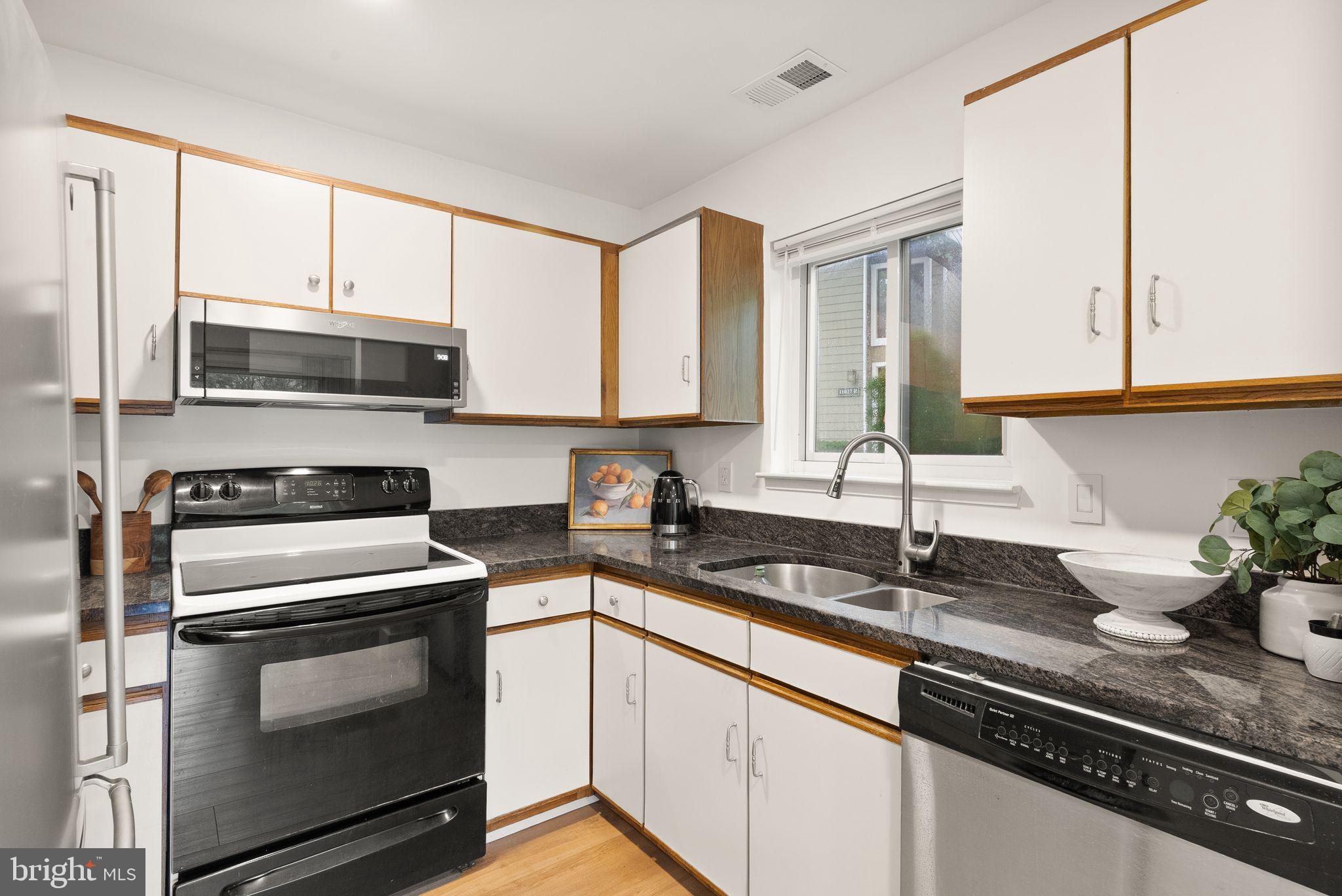 11025A Villaridge Court Reston, VA 20191 - Photo 14 of 38 Granite Counter Tops