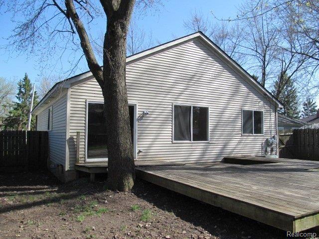 4096 Elmhurst Road Waterford, MI 48328 - Photo 4 of 25 264-018792 - Rear Left (1).JPG