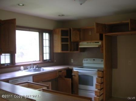 131 Valleyview Drive Bushkill, PA 18324 - Photo 4 of 10 a kitchen that has a sink and a stove in it