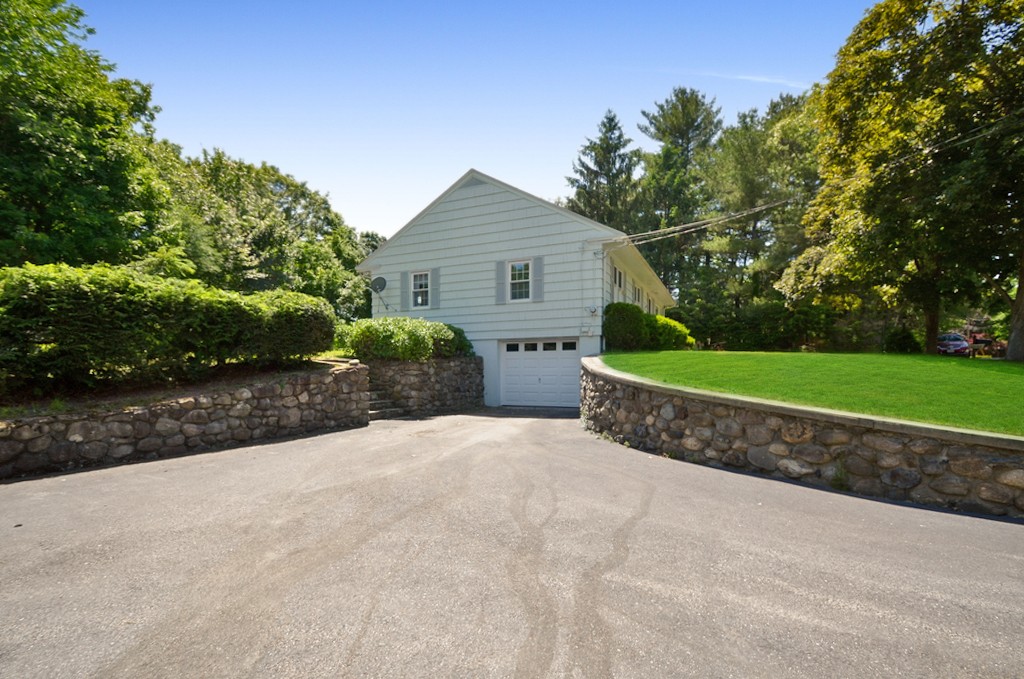 100 Pilgrim Road Clinton, MA 01510 - Photo 3 of 18 Gallery Image 3