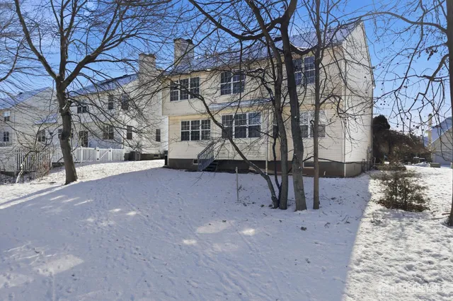 a view of entryway with outdoor space