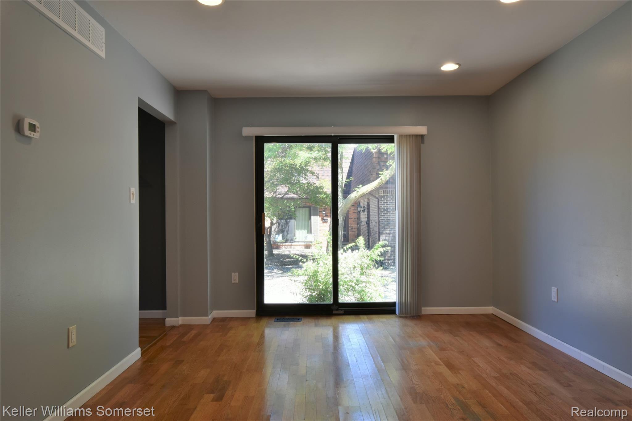 5075 Crooks Road, Unit 12 Royal Oak, MI 48073 - Photo 3 of 22 Spacious greatroom