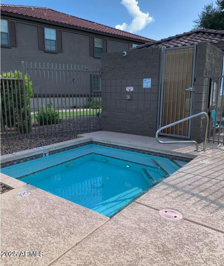 1265 South Aaron, Unit 305 Mesa, AZ 85209 - Photo 22 of 25 a view of backyard and tub