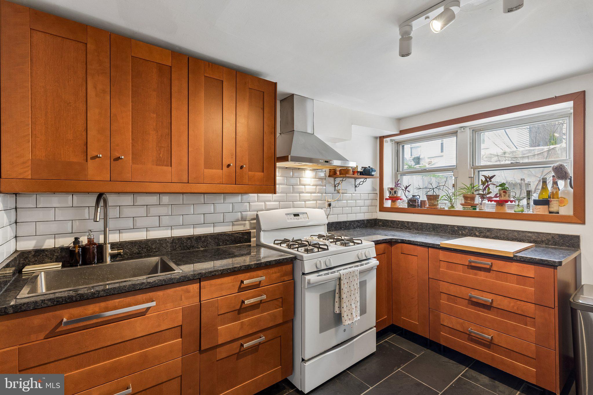403 Tasker Street Philadelphia, PA 19148 - Photo 7 of 29 Kitchen