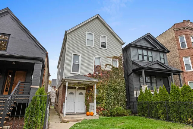 $2,400 | 2518 North Campbell Avenue, Unit 3, Chicago, IL 60647