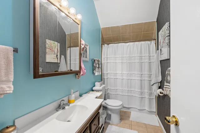 $2,400 | 2518 North Campbell Avenue, Unit 3, Chicago, IL 60647