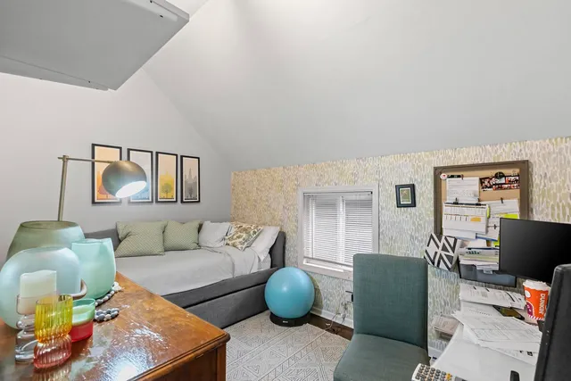 $2,400 | 2518 North Campbell Avenue, Unit 3, Chicago, IL 60647