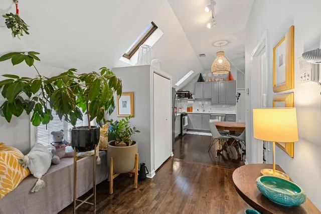 $2,400 | 2518 North Campbell Avenue, Unit 3, Chicago, IL 60647