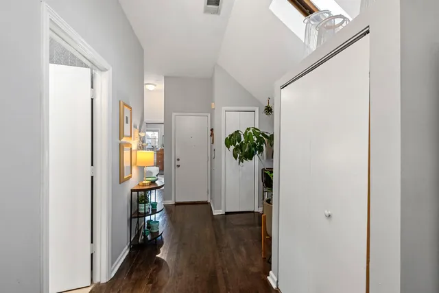 $2,400 | 2518 North Campbell Avenue, Unit 3, Chicago, IL 60647