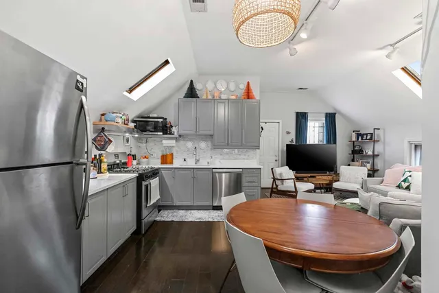 $2,400 | 2518 North Campbell Avenue, Unit 3, Chicago, IL 60647