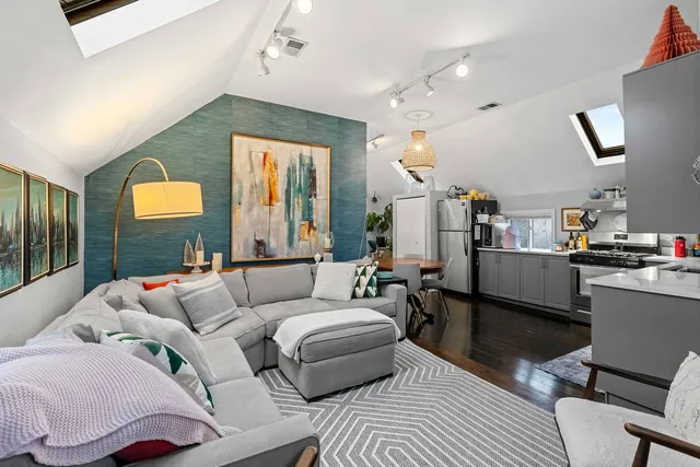 $2,400 | 2518 North Campbell Avenue, Unit 3, Chicago, IL 60647