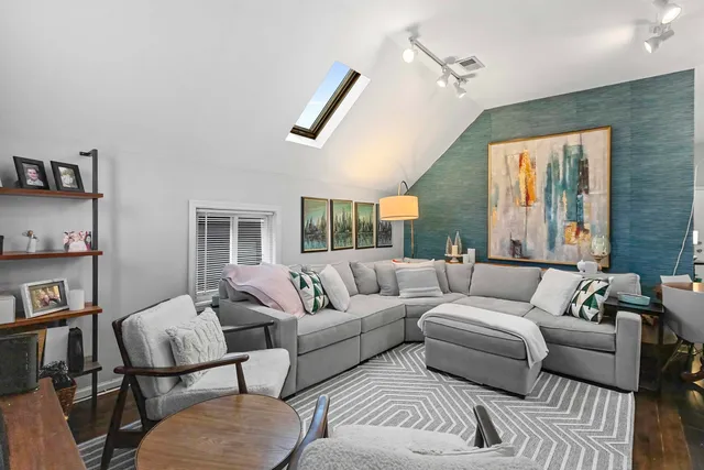 $2,400 | 2518 North Campbell Avenue, Unit 3, Chicago, IL 60647