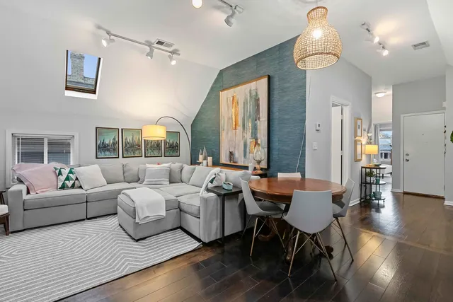 $2,400 | 2518 North Campbell Avenue, Unit 3, Chicago, IL 60647