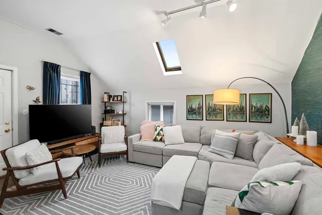 $2,400 | 2518 North Campbell Avenue, Unit 3, Chicago, IL 60647