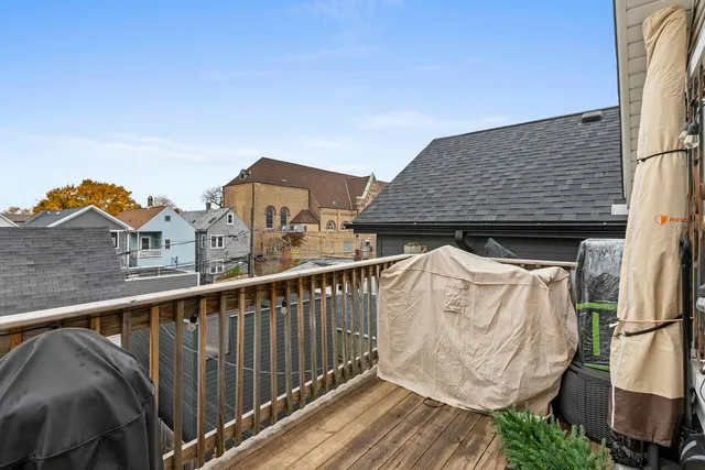 $2,400 | 2518 North Campbell Avenue, Unit 3, Chicago, IL 60647