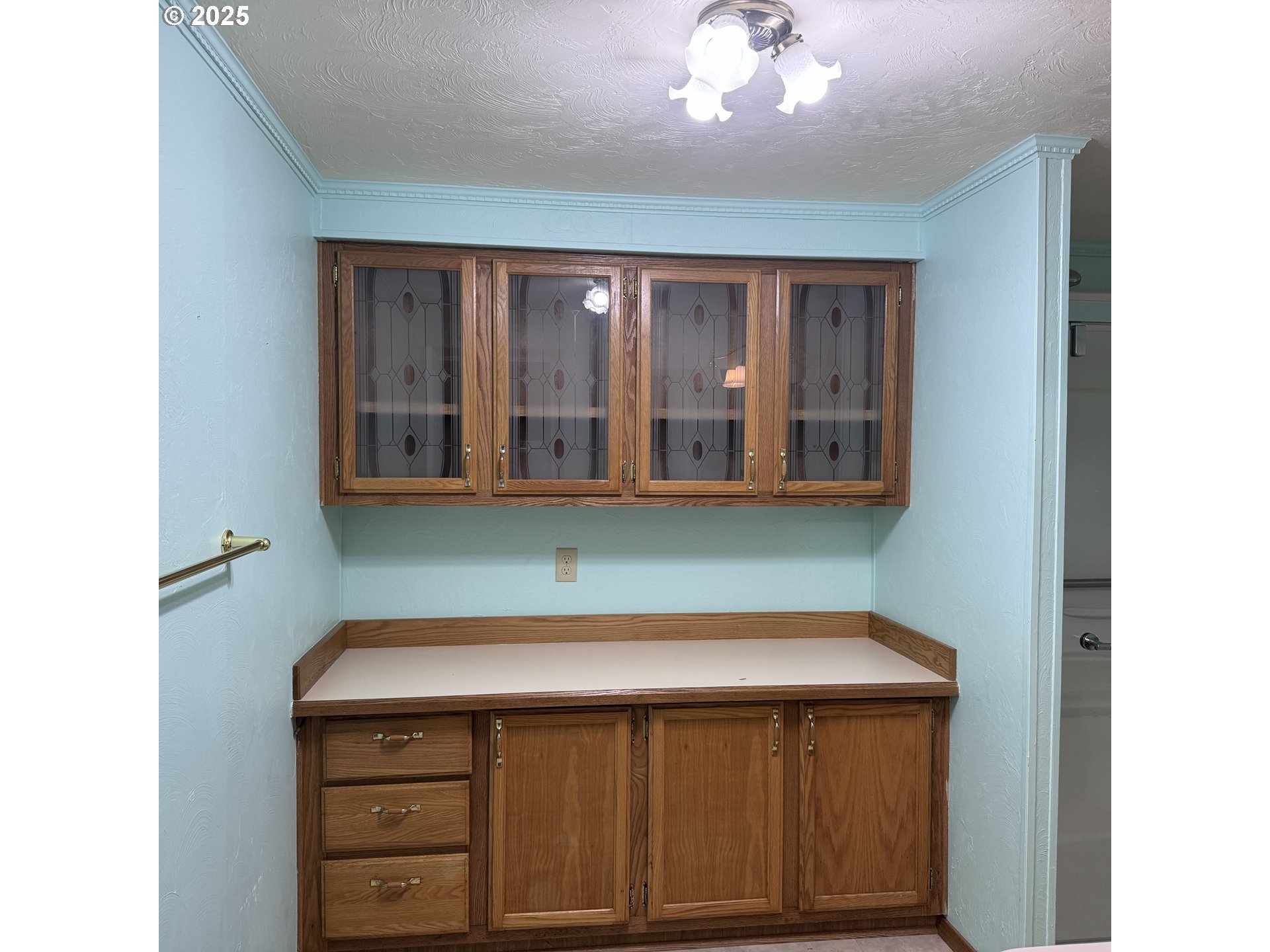 1601 Rhododendron Drive, Unit 695 Florence, OR 97439 - Photo 33 of 42 a view of a kitchen with a sink and dishwasher