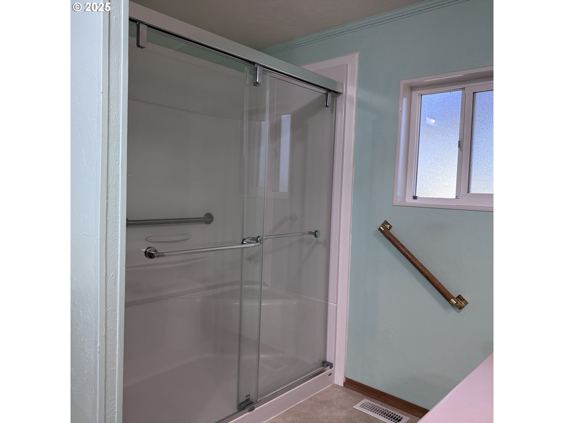 1601 Rhododendron Drive, Unit 695 Florence, OR 97439 - Photo 34 of 42 a bathroom with a glass shower door