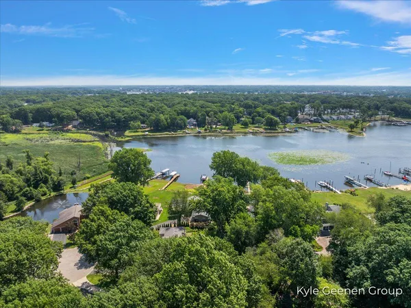 $925,000 | 46 Counts Cove Court, Holland, MI 49424