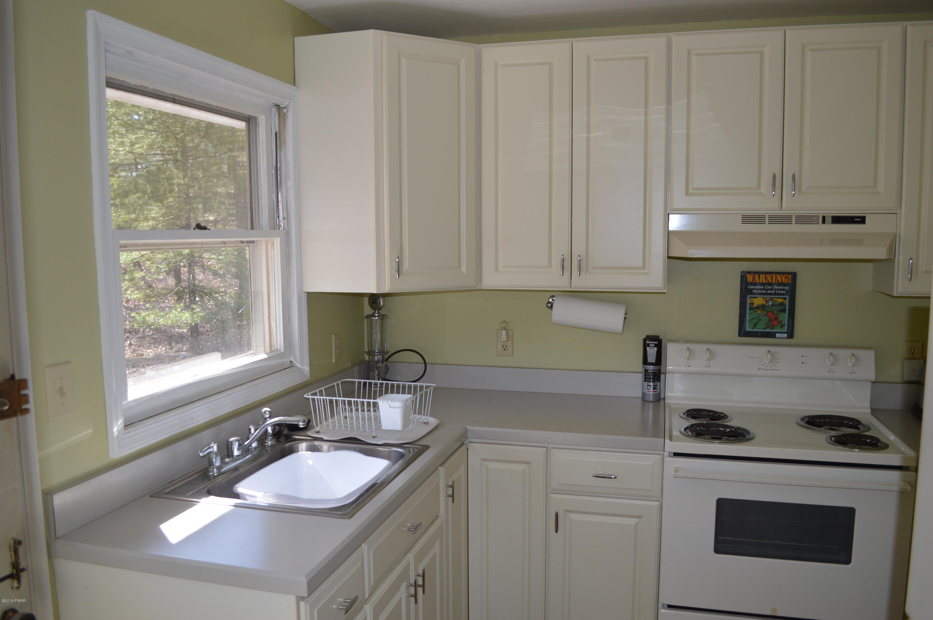 122 Rheingold Boulevard Hawley, PA 18428 - Photo 7 of 14 Kitchen