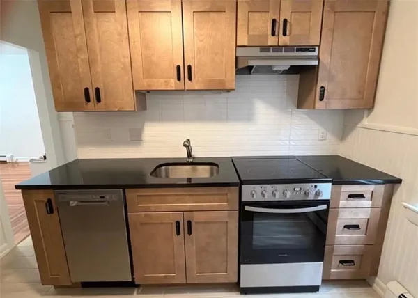 $1,900 | 140 Humboldt Avenue, Unit 8, Providence, RI 02906