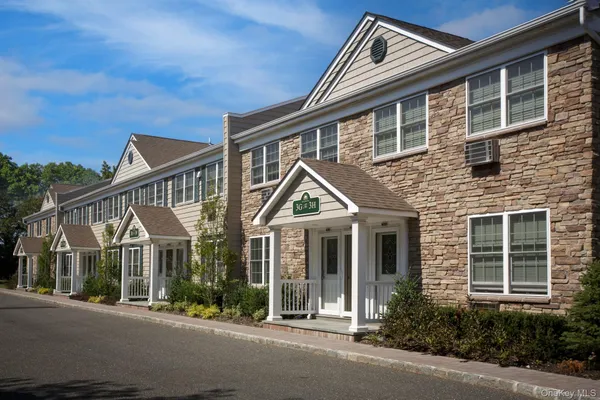 $2,205 | 184 Hallock Road, Unit 6B1, Lake Grove, NY 11755