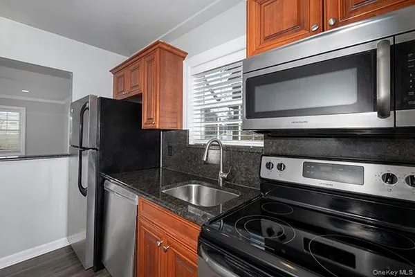 $2,205 | 184 Hallock Road, Unit 6B1, Lake Grove, NY 11755