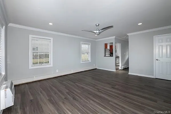 $2,205 | 184 Hallock Road, Unit 6B1, Lake Grove, NY 11755