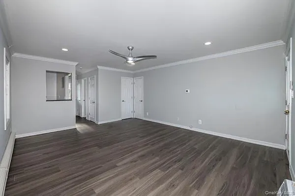 $2,205 | 184 Hallock Road, Unit 6B1, Lake Grove, NY 11755