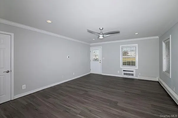 $2,205 | 184 Hallock Road, Unit 6B1, Lake Grove, NY 11755