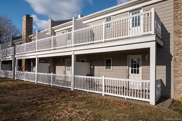 $2,205 | 184 Hallock Road, Unit 6B1, Lake Grove, NY 11755