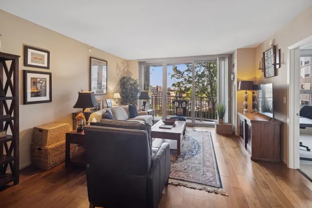 $430,000 | 807 Davis Street, Unit 810, Evanston, IL 60201