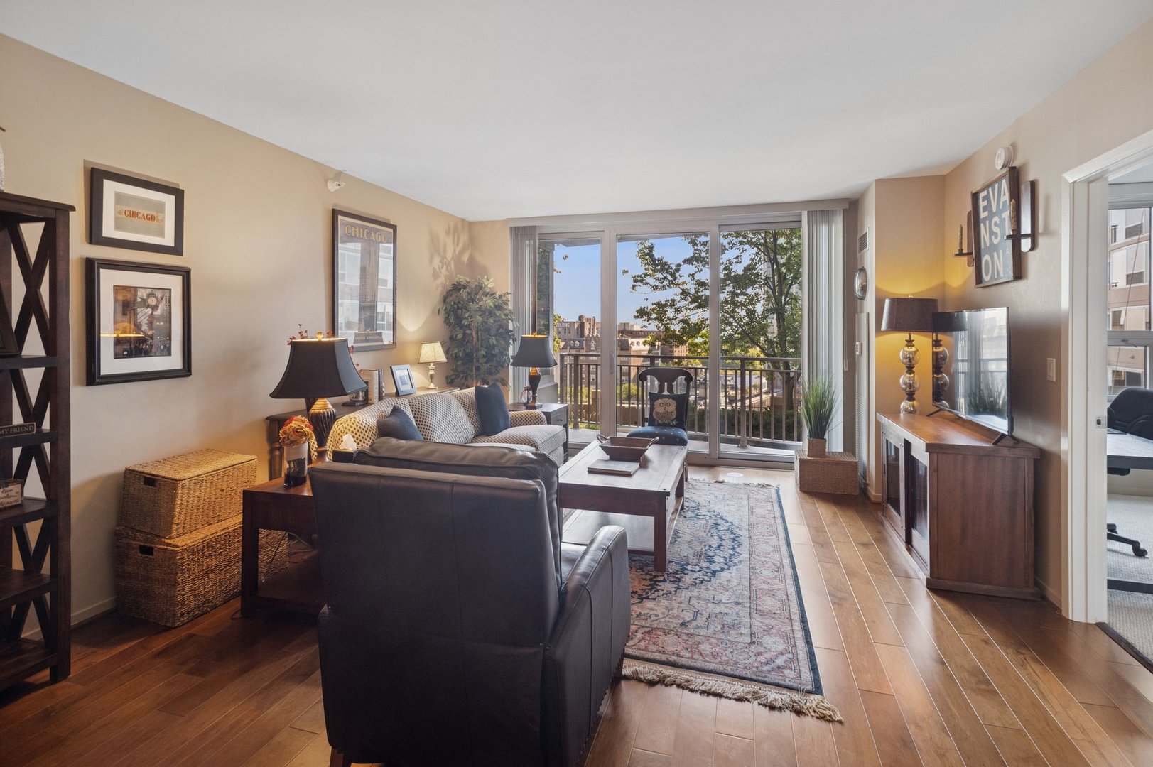 807 Davis Street, Unit 810 Evanston, IL 60201 - Photo 2 of 20