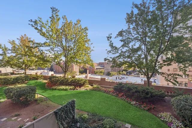 $430,000 | 807 Davis Street, Unit 810, Evanston, IL 60201