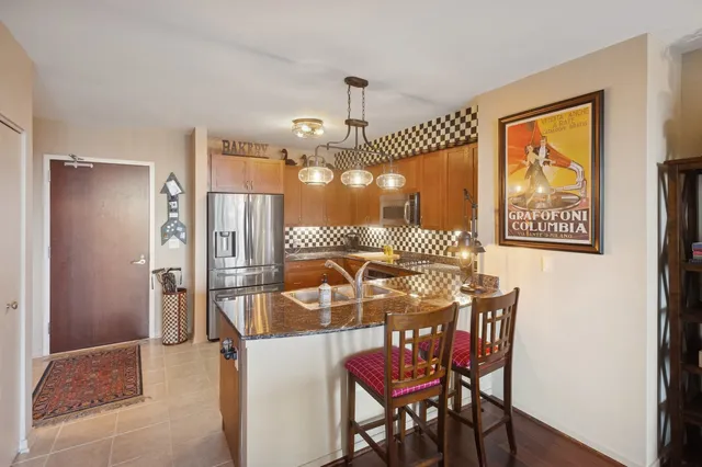 $430,000 | 807 Davis Street, Unit 810, Evanston, IL 60201