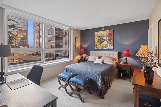 $430,000 | 807 Davis Street, Unit 810, Evanston, IL 60201