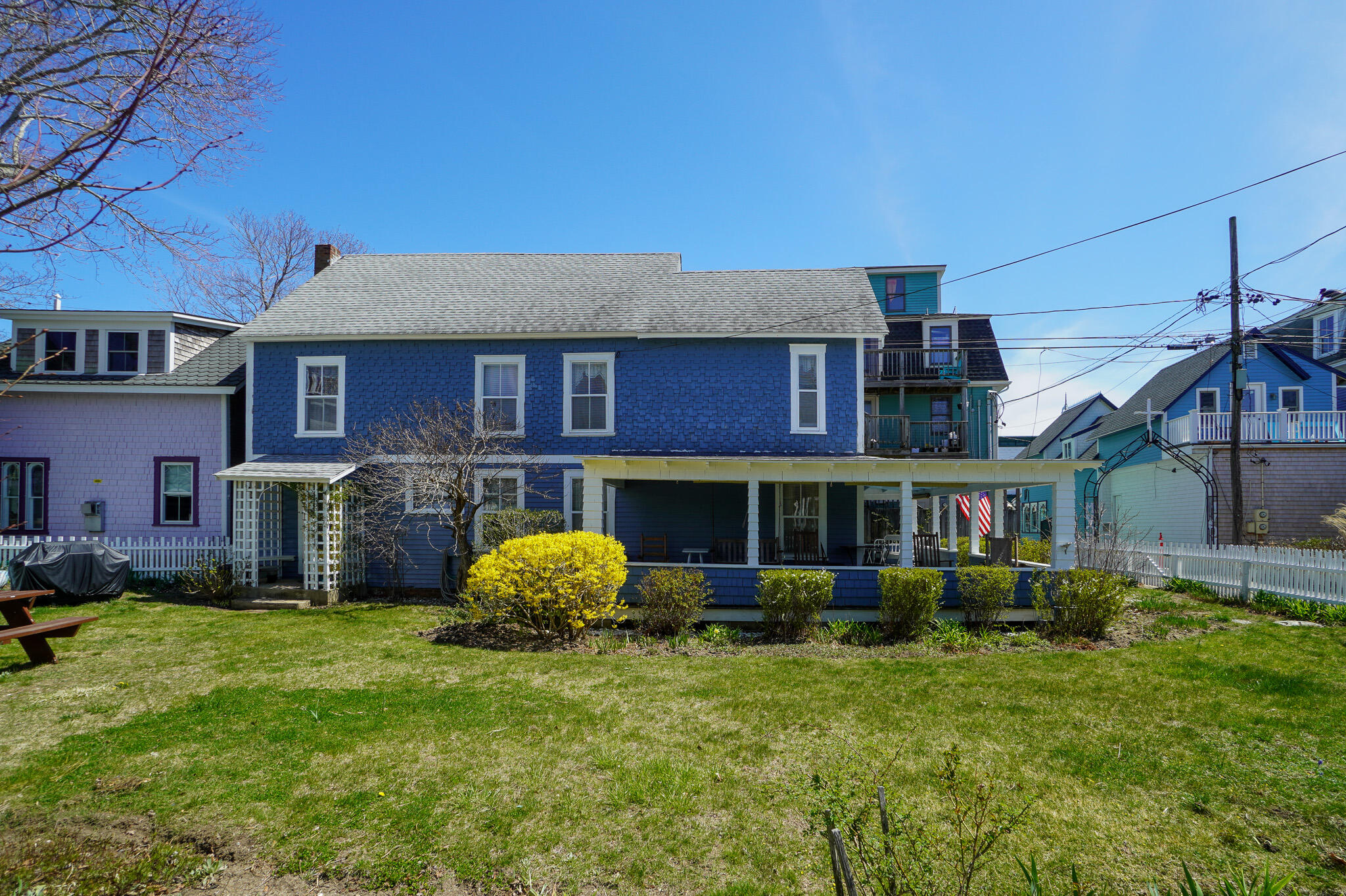 5 Tabernacle Avenue Oak Bluffs, MA 02557 - Photo 5 of 37 a front view of a house with garden